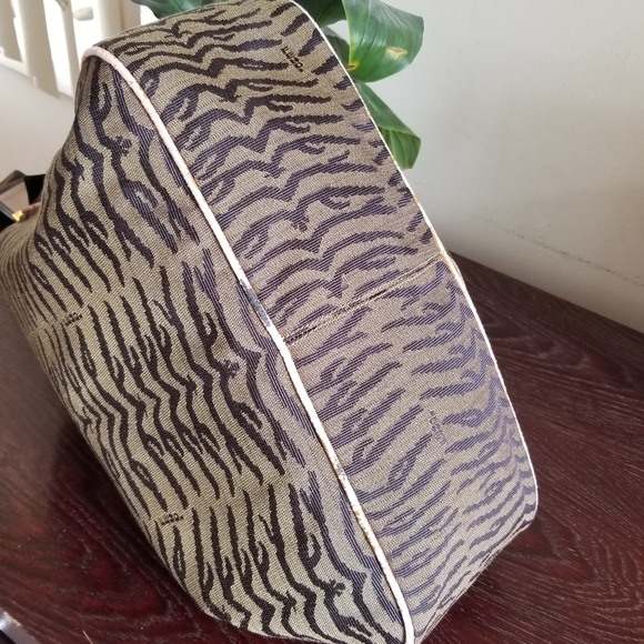 Sale! New Fendi Rare Vintage Italy Roma 1925 Zebra bag - Picture 17 of 17
